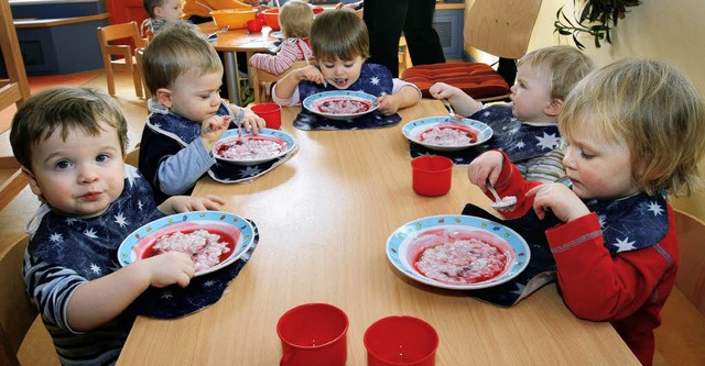 Mittagessen im Kindergarten: Fr 40 Ki...  in Neustadt eine Ganztagsbetreuung.   | Foto: DPA