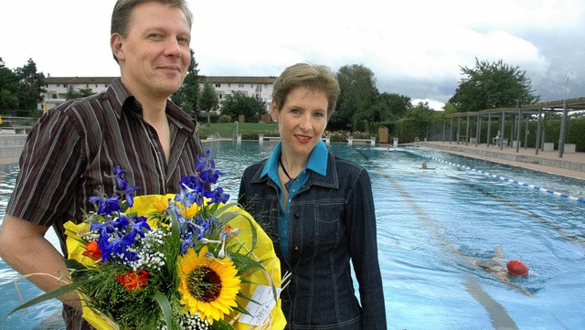 Runder Besuch: Erst gab&#8217;s fr Th...m Schwimmerbecken des Parkschwimmbads.  | Foto: Arne Bensiek
