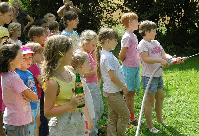 Spa hatten die Kinder bei der Spritzbung mit der Feuerwehr.   | Foto: Risch