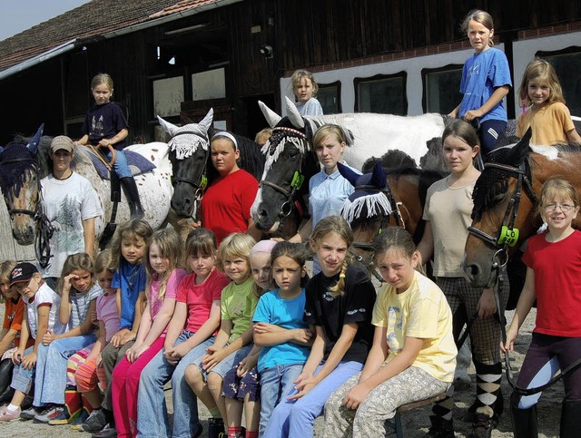 Das Glck der  Erde&#8230; die Kinder ...en Pferden  des Ponyhofs  in  Karsau.   | Foto: Manfred Risch