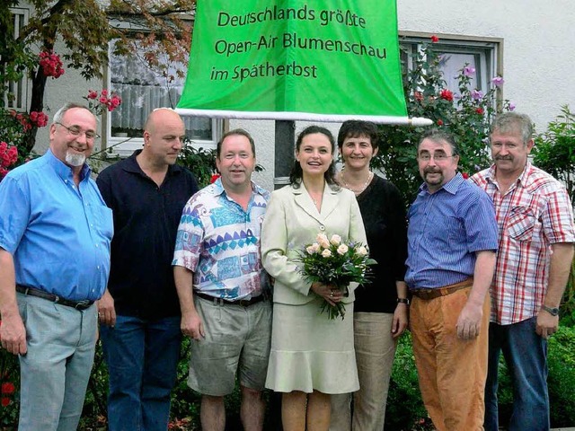 Ortschaftsrte hissten  vor dem Eltern...ielle Flagge der zehnten Chrysanthema.  | Foto: Reiner Beschorner