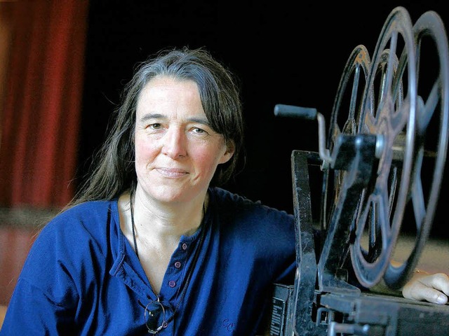 Claudia Mayer und ein alter Filmprojektor.  | Foto: Christoph Breithaupt