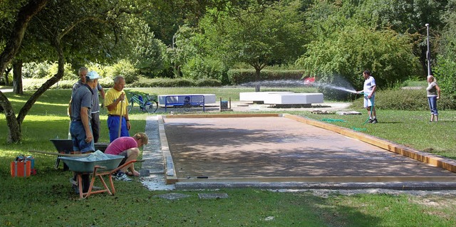 Der Park am Hodbach in Istein ist um e... reicher: der Bouleplatz ist fertig.    | Foto: Schlageter