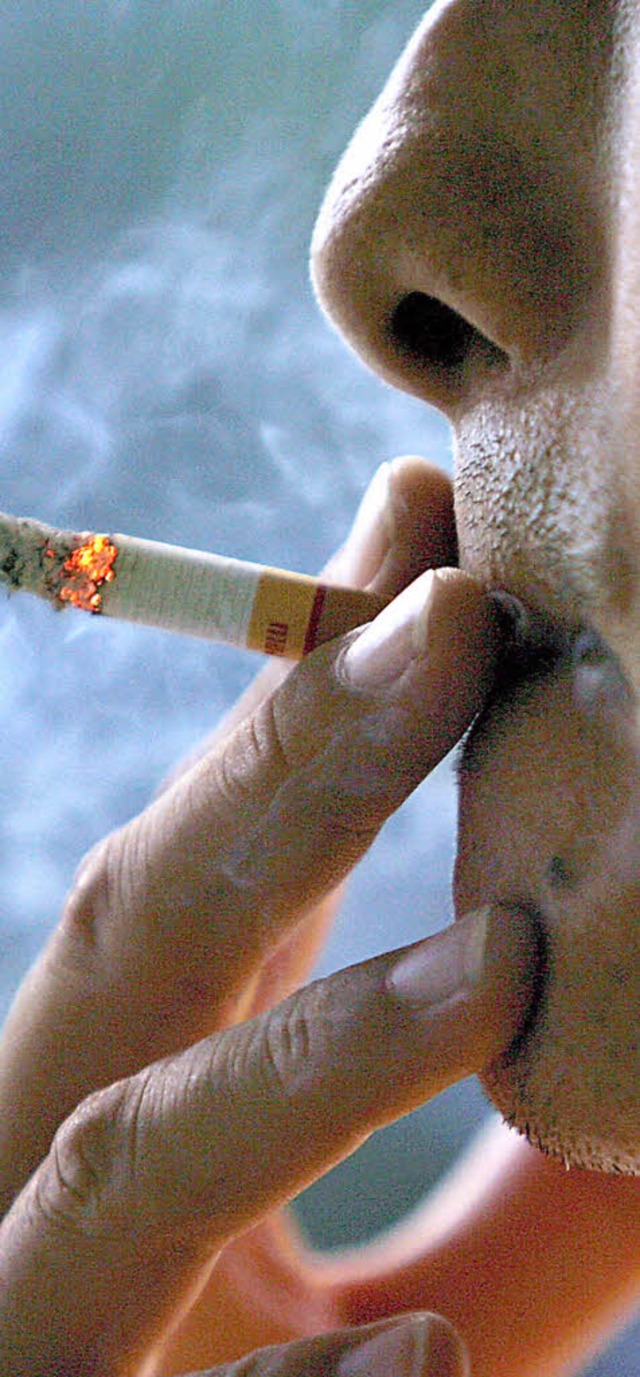 Nikotinschtigen kann geholfen werden. Die Fachstelle Sucht sagt wie.   | Foto: dpa
