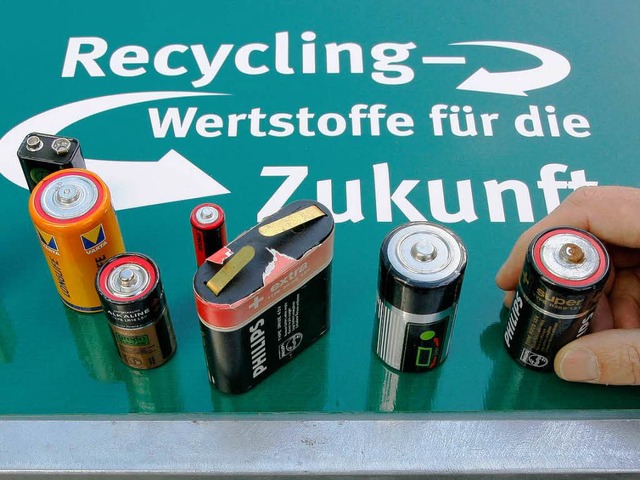 In den Recyclingbehltern landen noch zu wenige Batterien.   | Foto: DPA