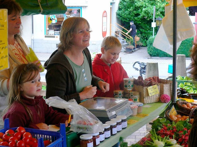 Ehefrau Sandra Gtz und die Kinder Annika und Luca helfen mit am Marktstand  | Foto: Sylvia Bleckmann