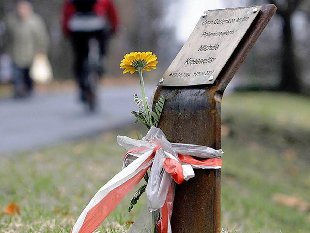 Eine Gedenktafel erinnert an die in Heilbronn ermordete Polizistin.  | Foto: dpa