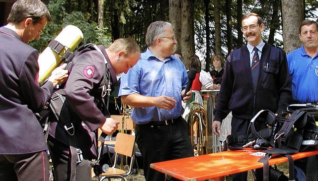 Beim Waldfest der Feuerwehr Hogschr k...rmeister Christof Berger informierten.  | Foto: WOLFGANG ADAM