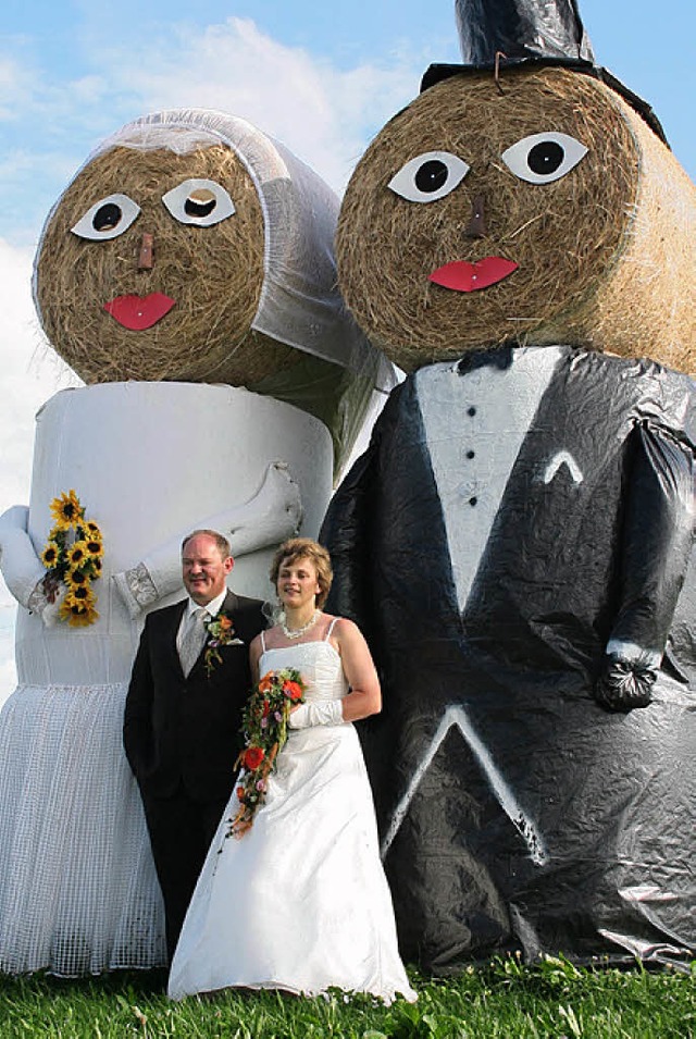 Ein riesiges Brautpaar aus Stroh  wies...item auf eine besondere Hochzeit hin.   | Foto: Gerd Sutter