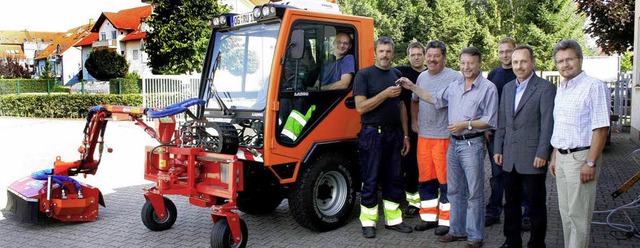 Bauhofarbeiter im Glck &#8211; ein neues Fahrzeug erleichtert viele Arbeiten.   | Foto: ulrike hiller