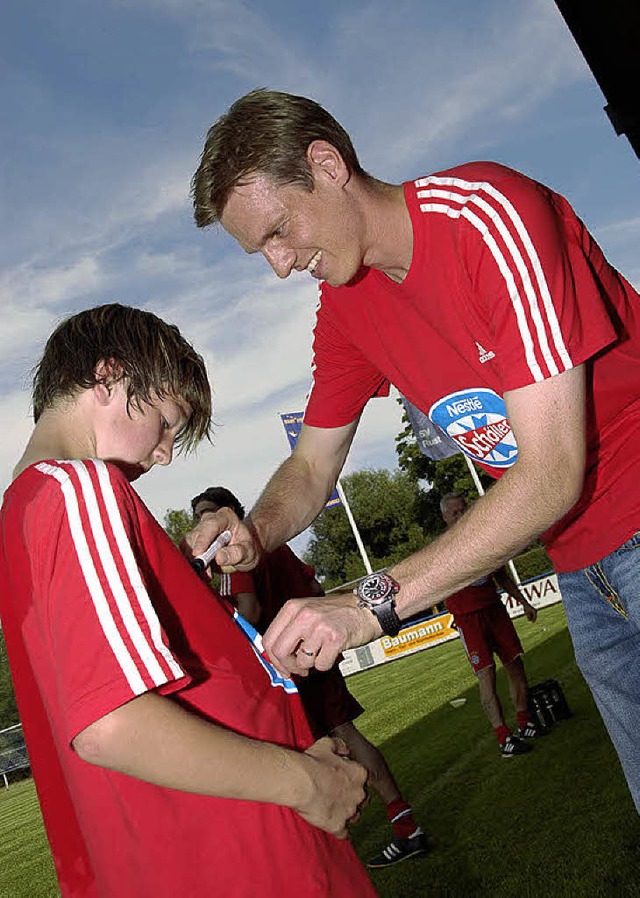 Super, ein Autogramm von Nationalspiel... Borowski fr den FC-Bayern-Nachwuchs.  | Foto: park