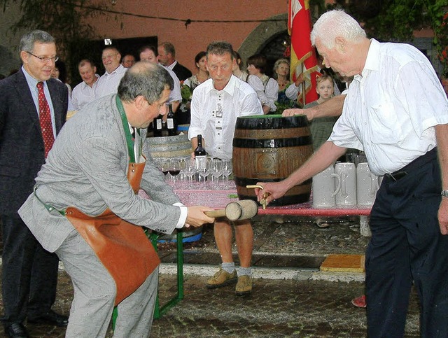 Beim Fassanstich zum Laubenfest in Neu...artin Dallemulle und  Erich Blatter.    | Foto: privat