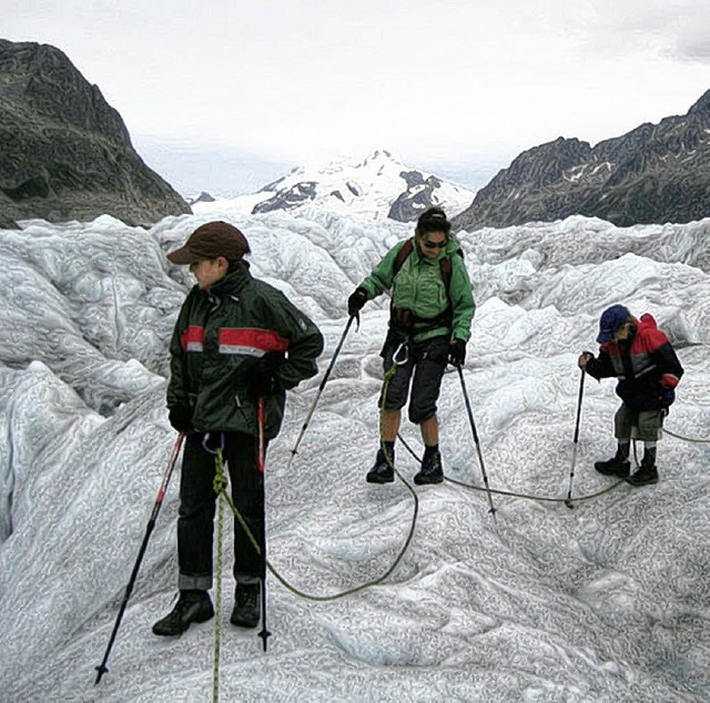 Entlang tiefer Spalten, ber Gletscher...  auf dem Aletschgletscher im Wallis.   | Foto: BZ