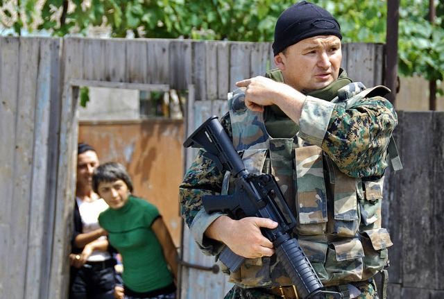 Ein georgischer Soldat bei der Patrouille in einem Dorf in Sdossetien  | Foto: afp