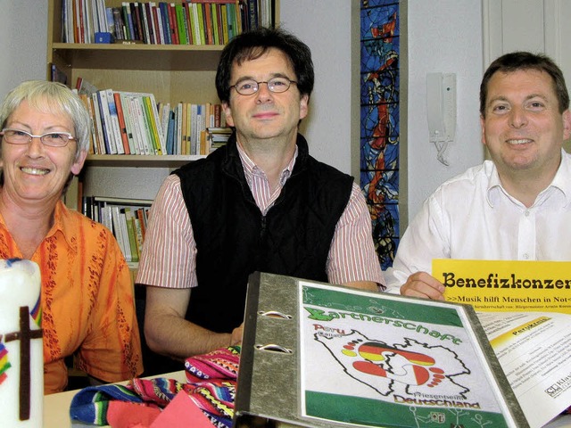 Martina Hamm vom Perukreis zusammen mi...d Pfarrer Alexander Hafner (von links)  | Foto: BZ