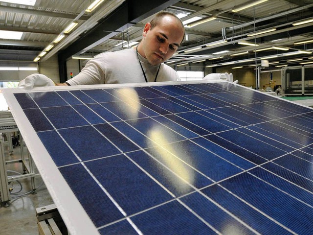 Produktion bei der Freiburger Solar-Fabrik  | Foto: INGO Schneider