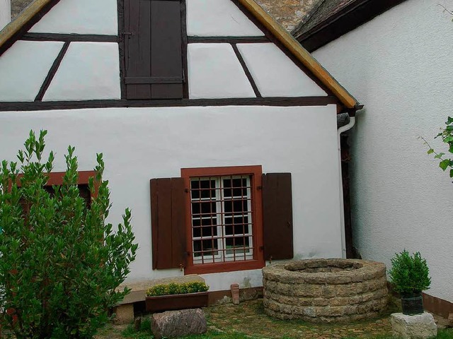 Ein  altes Buchhus mit Brunnenschacht   | Foto: Denise Beil