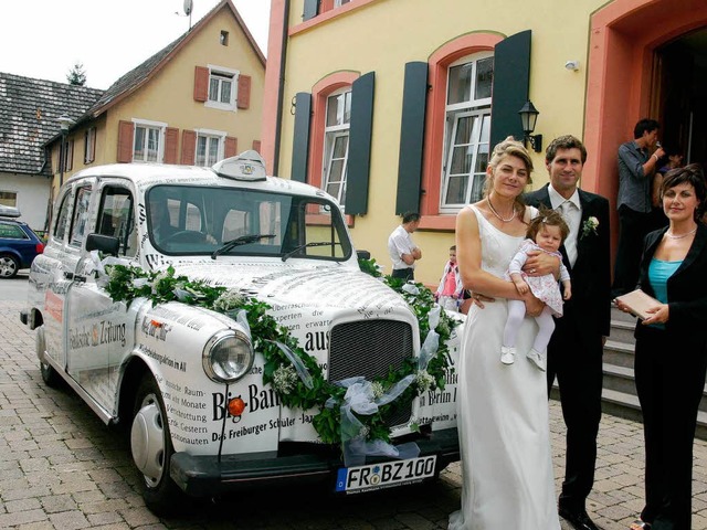 Die Brautleute Maren Hilscher und Maxi...vor dem Rathaus  in Ettenheim-Altdorf.  | Foto: Sandra Decoux-Kone