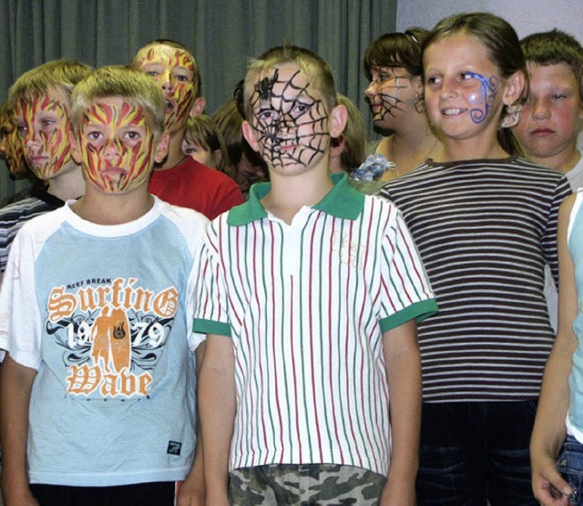 Mit Gesang  bedankten sich die Kinder aus Weirussland bei ihren Gasteltern.    | Foto: Dehmel