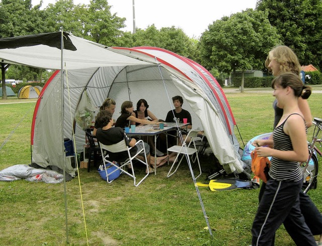 Junge Leute campen am Tunisee.   | Foto: miriam dippe