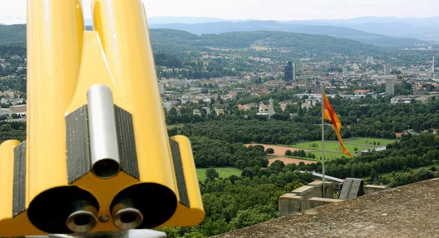 Der Ausblick von Burg Rtteln und vom ...en zu Lrrachs Tourismus-Attraktionen.  | Foto: gehrig