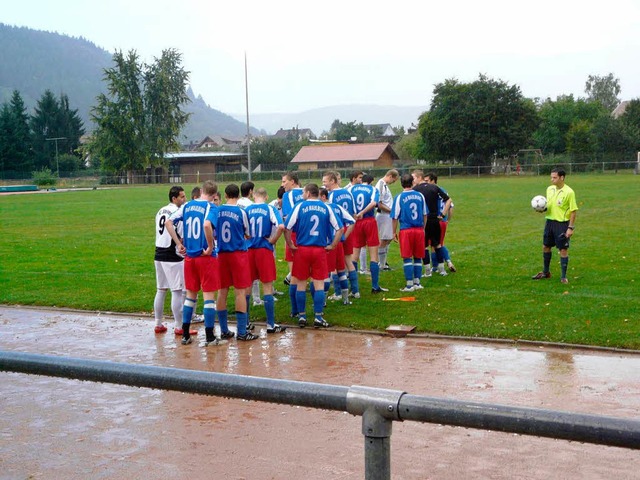 Der FC Steinen-Hllstein II trat im En...s gegen den TuS Maulburg an (blau-rot)  | Foto: Stephan Maurer