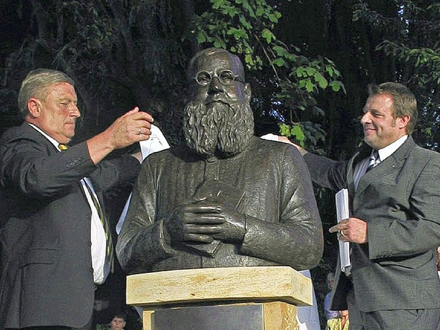 Brgermeister  Werner  Bundschuh (link...ng Grether enthllen den Gedenkstein.   | Foto: Schtz