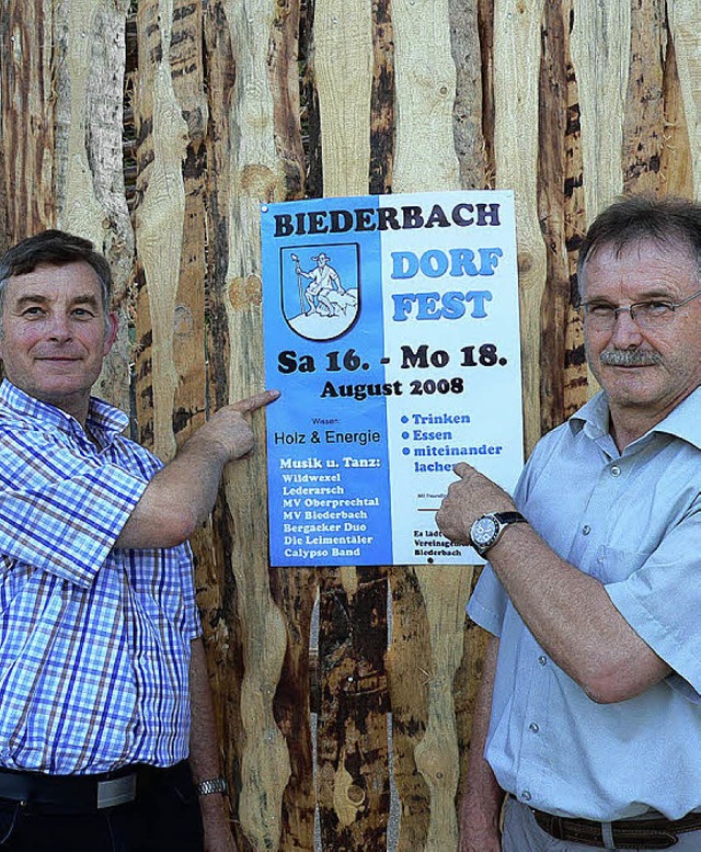 Robert Klausmann (links) und Brgermei...ksam auf das Biederbacher Dorffest.     | Foto: Kurt Meier