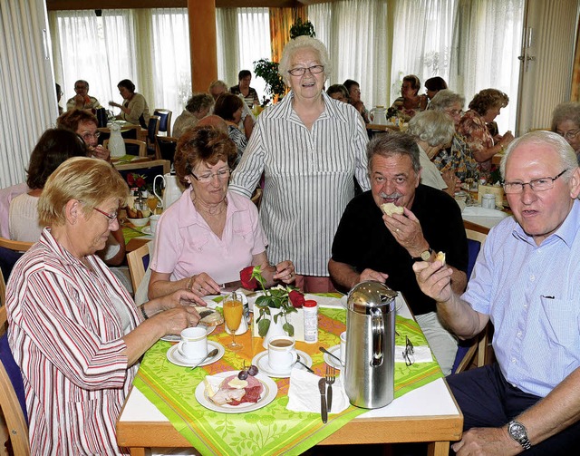 Freut sich ber den Besuch der Seniore... (Mitte, stehend) am Frhstckstisch.   | Foto: frank leonhardt