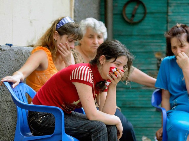 Frauen in Sdosstien weinen, weil ihr Dorf zerstrt wurde.   | Foto: DPA