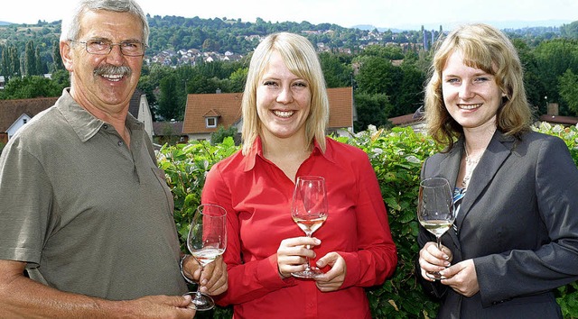 Antrittsbesuch &#8211; Weingutchef Han...Mitte) und Weinprinzessin Eva Mller.   | Foto: leonhardt