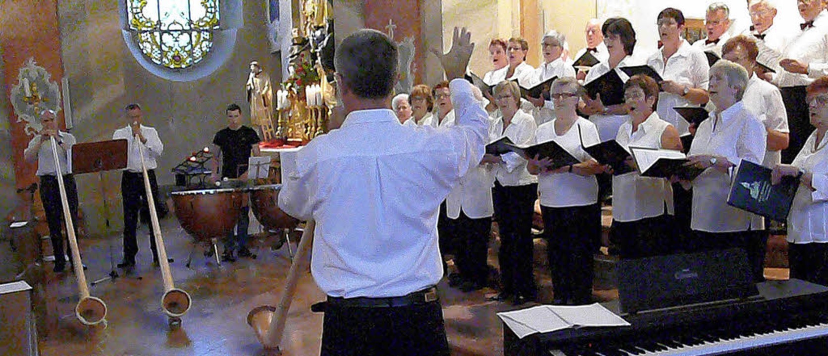 Die Alphornbläser und der Kirchenchor führen eine Messe auf.   | Foto: Frank Leonhardt