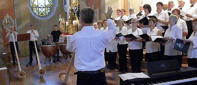 Die Alphornblser und der Kirchenchor fhren eine Messe auf.   | Foto: Frank Leonhardt