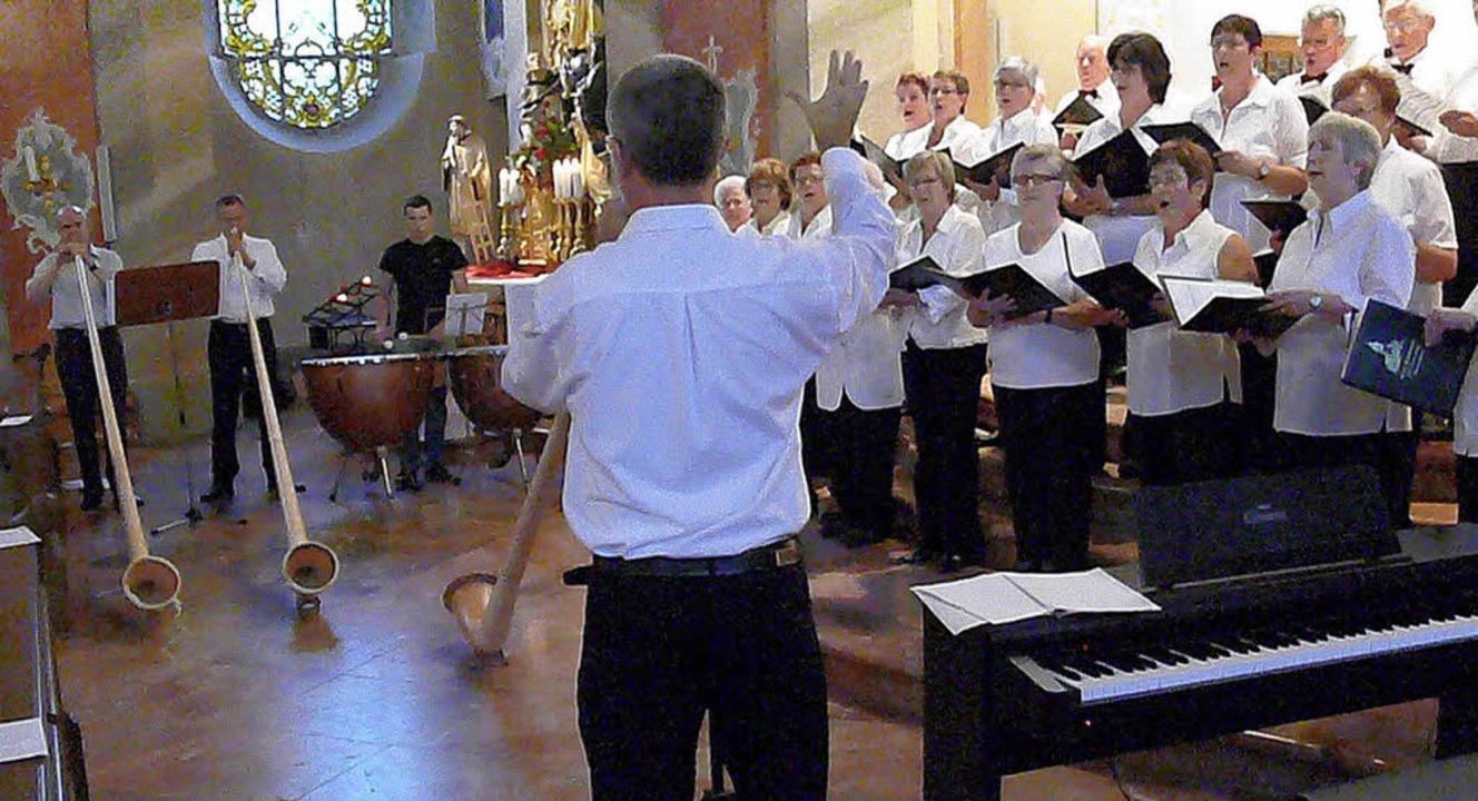 Die Alphornblser und der Kirchenchor fhren eine Messe auf.   | Foto: Frank Leonhardt