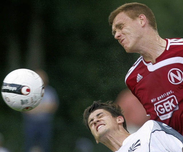 Nicht ganz schmerzloses Kopfballduell ...uten sich ber einen 3:0-Auftaktsieg.   | Foto: Reinhardt