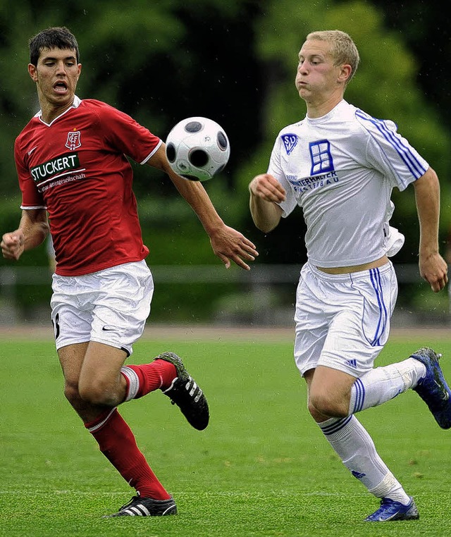 FFC-Spieler Klaus Gjusula (links) kann...eter an Lucca Spohn parieren konnte.    | Foto: Meinrad Schn