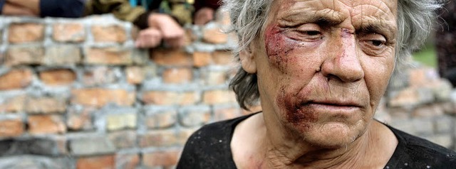 Eine verwundete alte Frau in Sdossetien  | Foto: dpa