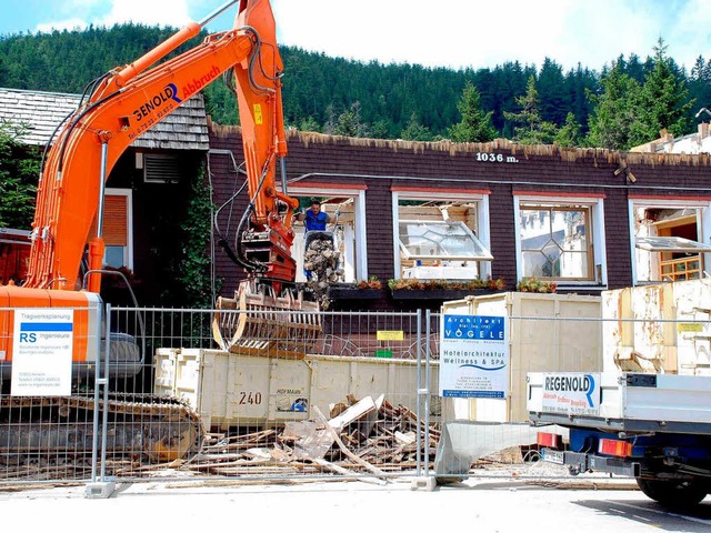 Bagger sind dabei die Reste des Mummel...ls abzureien. Geplant ist ein Neubau.  | Foto: Bernhard Margull