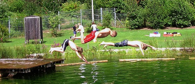 Die Besucher des Naturbads nutzten die...sch-Minigolf-Parcours gab es Andrang.   | Foto: Dieter Fleig