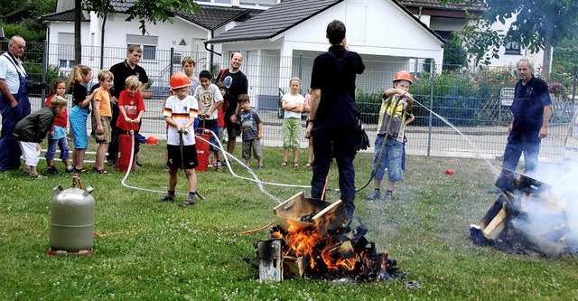 Wasser marsch: Beim Pumpen und Spritzen hatten die Kinder  viel Freude.  | Foto: Roland Vitt