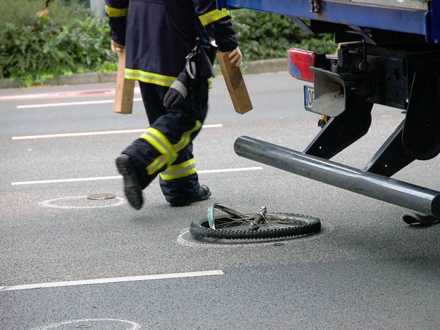 Bei einem Unfall an der Kreuzung Zhri...einem Lastwagen erfasst und berrollt.  | Foto: Helmut Seller