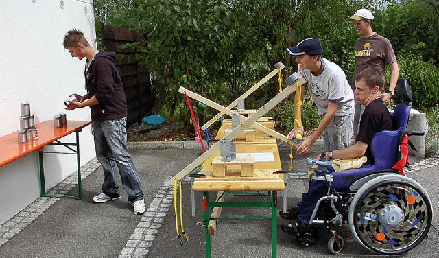 Dosenwerfen auf die etwas andere Art  | Foto: Doro Riecke