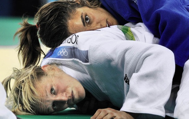 Oben auf sieht anders aus: die Judoka ...gen die Italienerin Giulia Quintavalle  | Foto: dpa