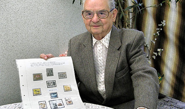 Liefert viele Hintergrundinformationen...einen Briefmarken: Sammler Heinz Gase   | Foto: Sedlak