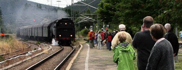 <Bildtext>Endlich kommt er:  Eine Stun...kfans im Bahnhof Titisee.  </Bildtext>  | Foto: Eva Korinth