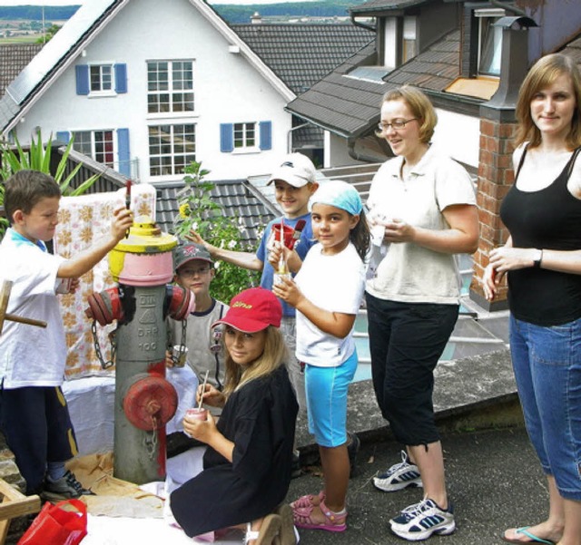 &#8222;Unser Dorf soll schner werden&...Kinder beim Hydrantenmalen  gedacht.    | Foto: BZ