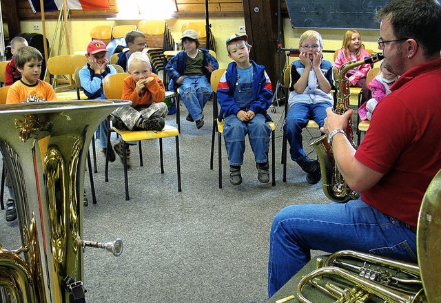 Stadtmusik spielt im Kidnergaren Lenzkirch vor 