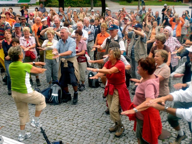 Gymnastik auf dem  Rathausplatz in Schnau  | Foto: Kristin Fritz