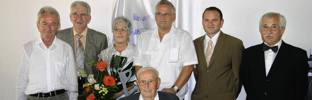 Feierten das VdK-Jubilum, von rechts:... und  Ehrenvorsitzender Ernst Schomas.  | Foto: Roland Vitt