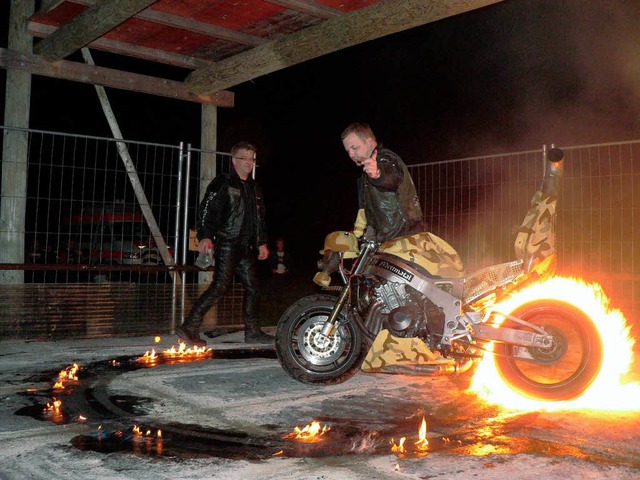 Heie  Feuersthle galt es durch die M...omas Gamper (am Motorrad) zu bndigen.  | Foto: Patrick Burger